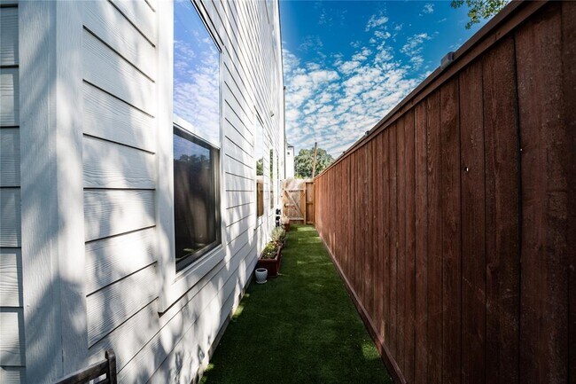 Building Photo - 827 Martin St