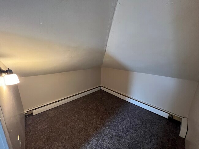 4th, Extra Room - 405 Oneida St