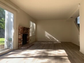 Building Photo - 2 bed 1.5 bath with a 2-car garage in Rocklin