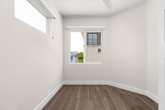 Building Photo - 2108 Rosewood Ave