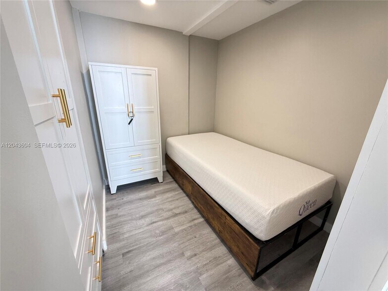 Building Photo - 5838 Collins Ave