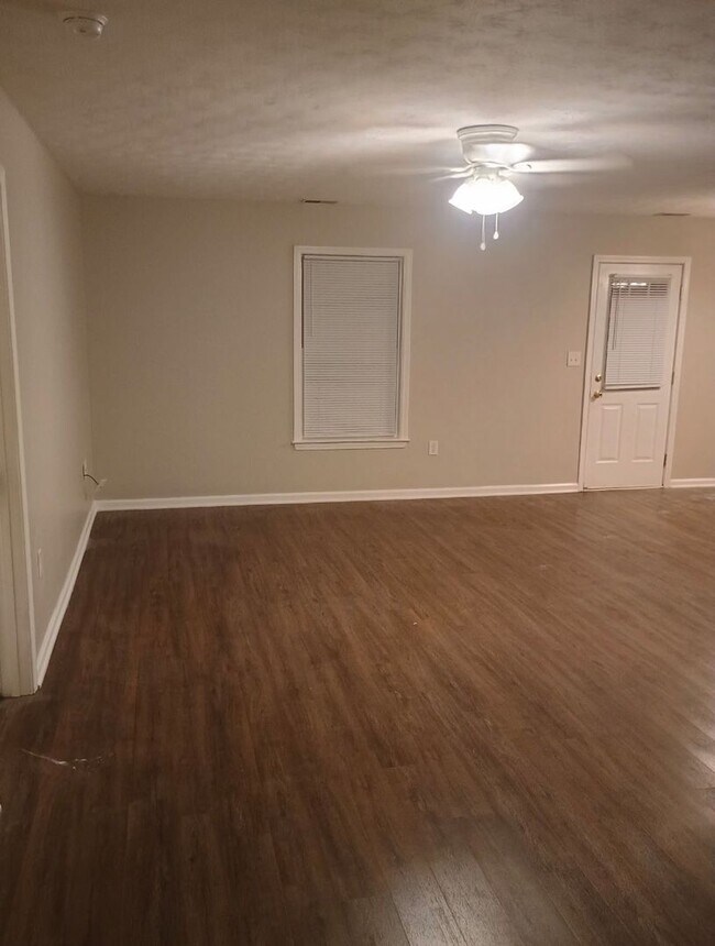 Building Photo - **LESS than 10 minute Drive from Fort Knox**