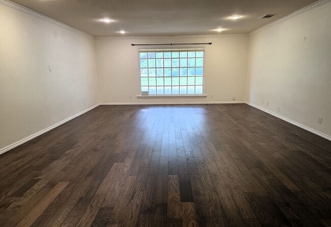 Building Photo - Large Duplex Unit just down the Street fro...