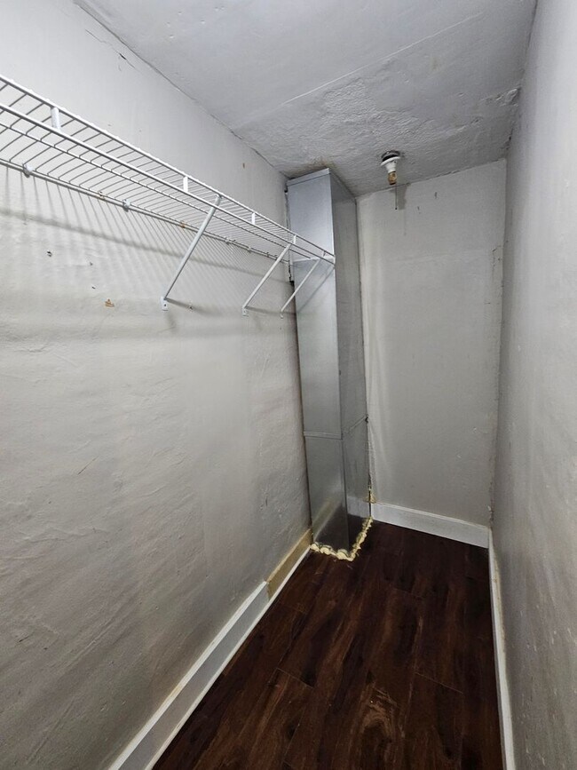 Building Photo - 2 bedroom | 1 Bathroom Home | Pets Welcome!