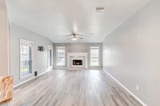 Building Photo - 113 W Deer Horn Pass