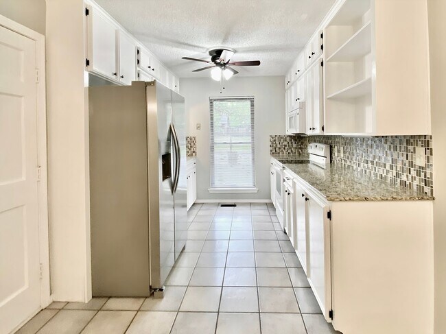 Building Photo - Modern Comfort Meets Prime Location in West Highlands