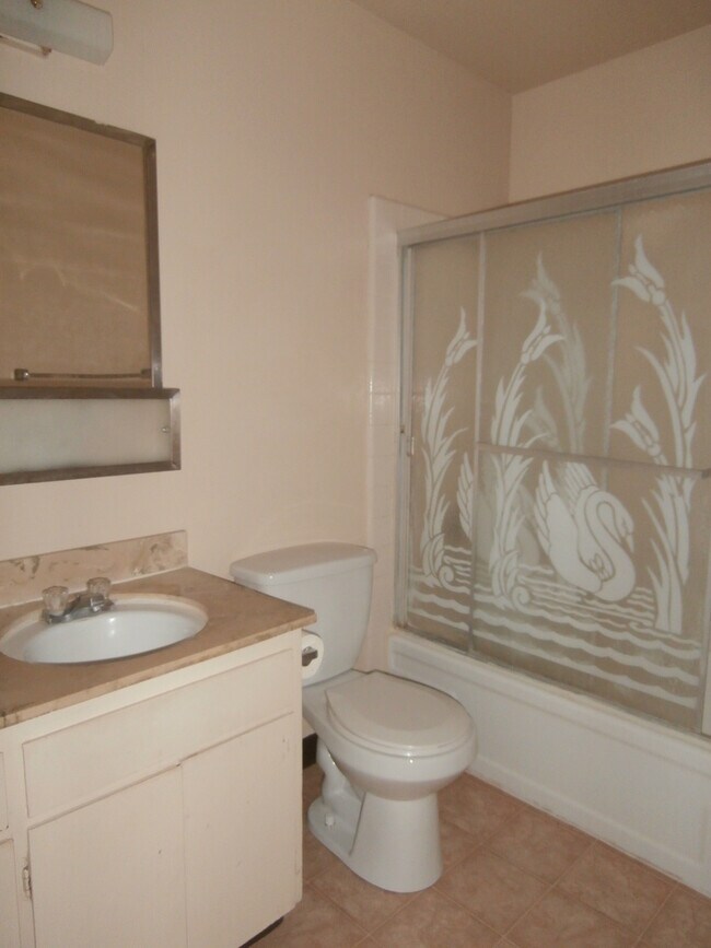 Building Photo - 4 Bedroom 1.5 Bathroom Townhouse (Accepting Section 8)