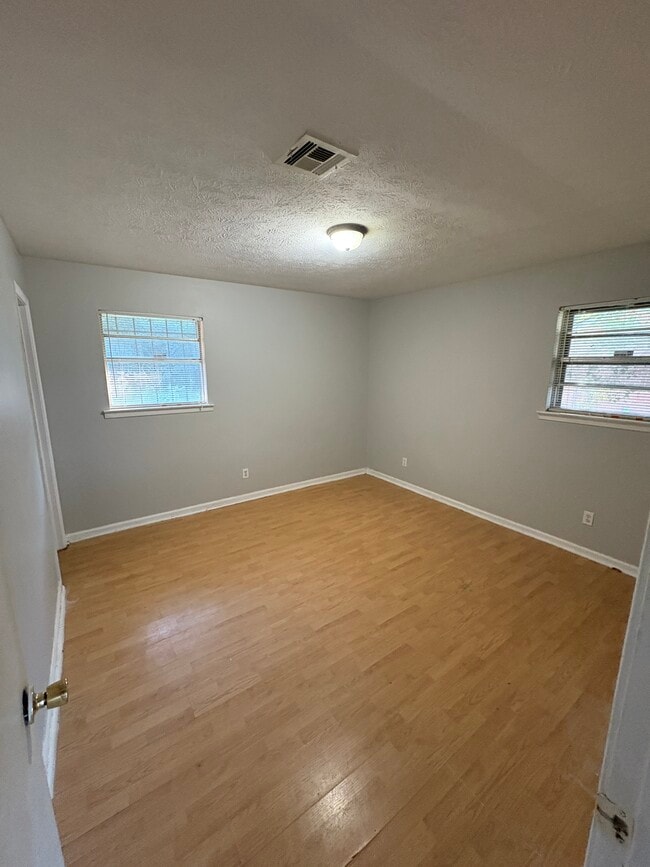 Building Photo - 1542 Midway St