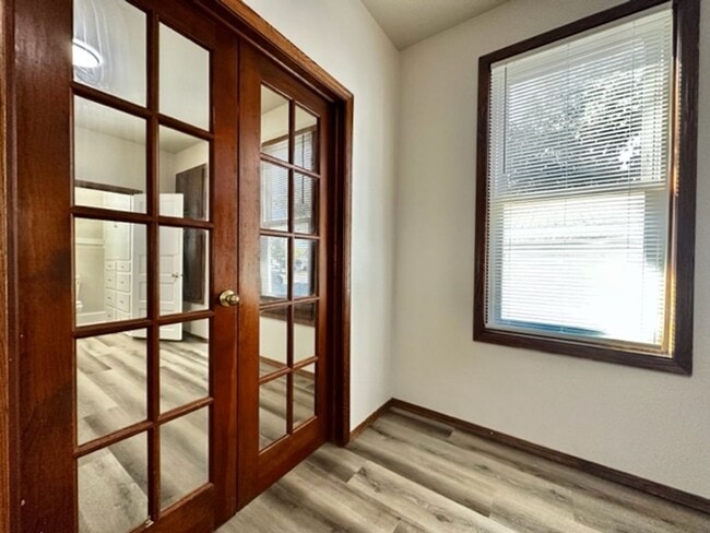 Building Photo - 808 Cherry St