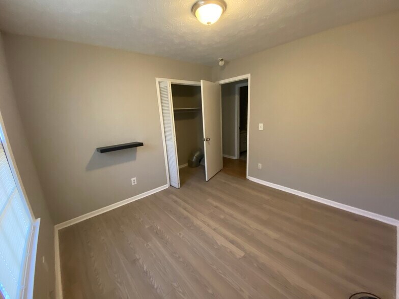 Building Photo - 1015 Eastview Rd NE