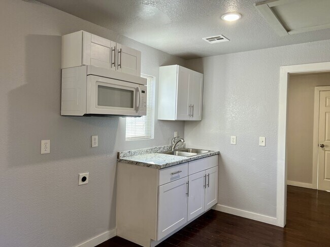 Building Photo - 904 N Peoria Ave