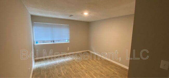 Building Photo - 918 Lakewood Ln