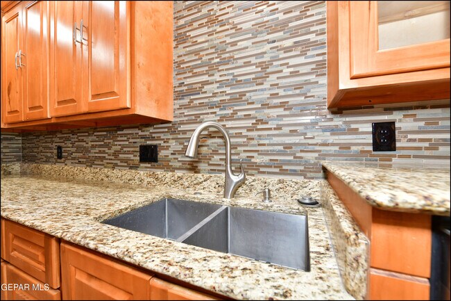 Building Photo - 5900 Mira Hermosa Dr
