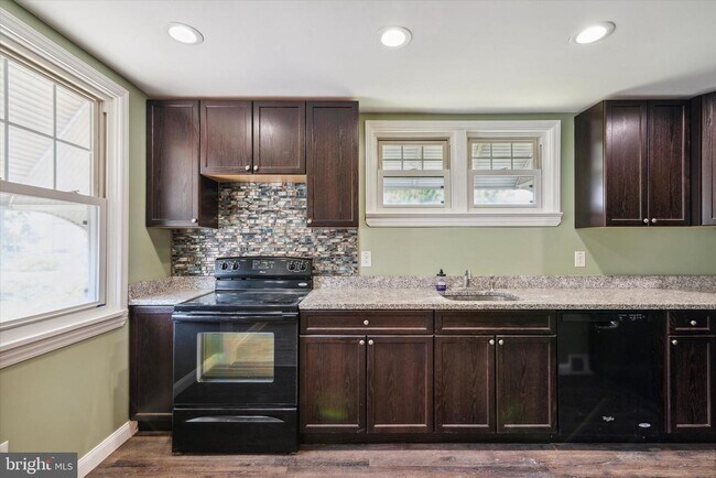 Building Photo - 330 Rively Ave