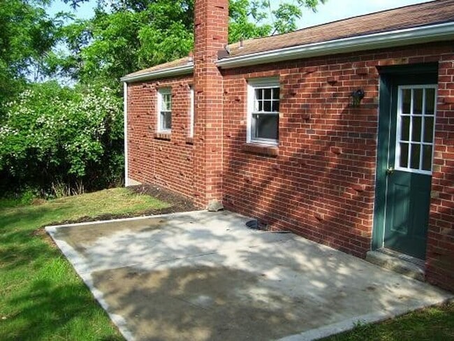 Building Photo - Beautiful Three Bedroom with Basement and Garage