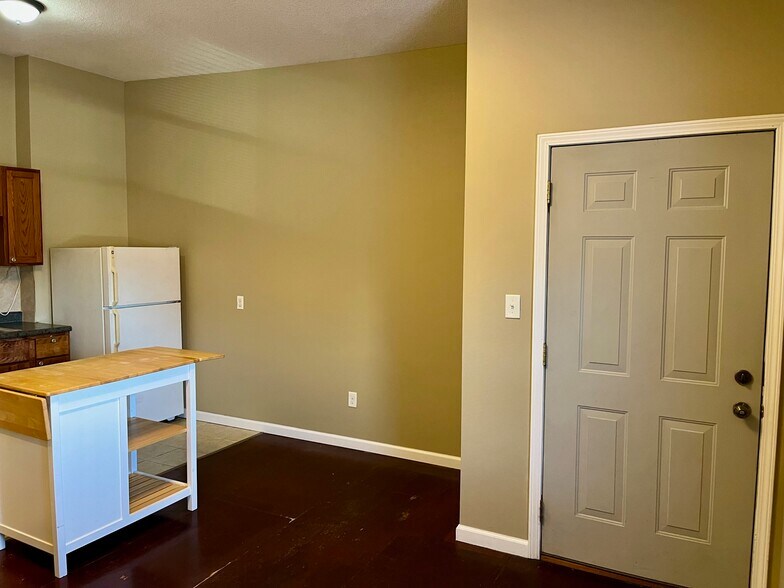 Building Photo - 105 W Market St