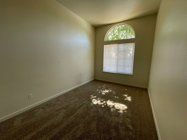 Building Photo - Spacious and Airy Rocklin Home! New Flooring!