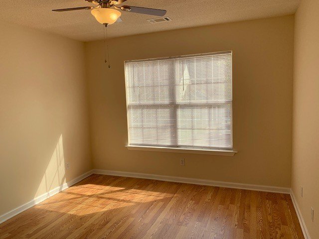 Building Photo - END-UNIT TOWNHOUSE FOR RENT - THE FARM