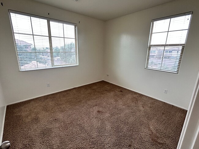 Building Photo - Spacious 4 Bedroom, 3 Bath Two-Story Glend...