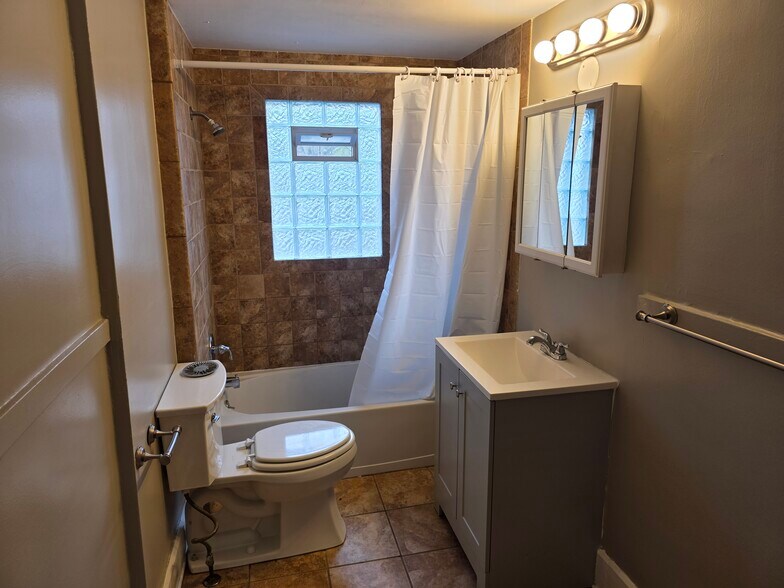 Building Photo - 1820 Malasia Rd