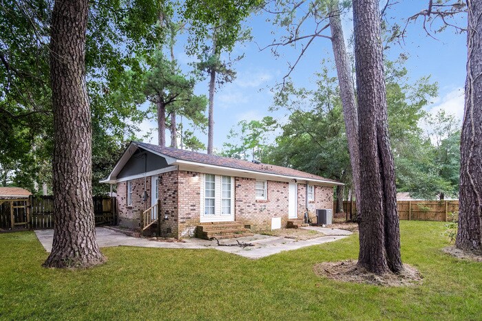 Building Photo - 221 Birch Ln