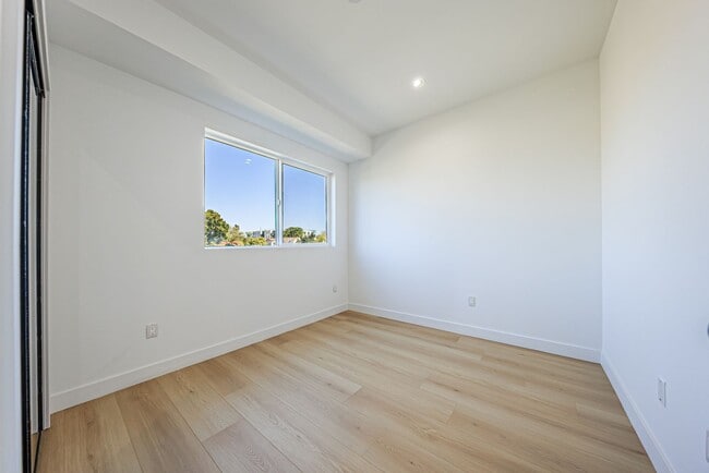 Building Photo - 2847 S Victoria Ave