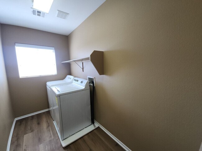 Building Photo - Beautiful detached home with fully fenced back yard.