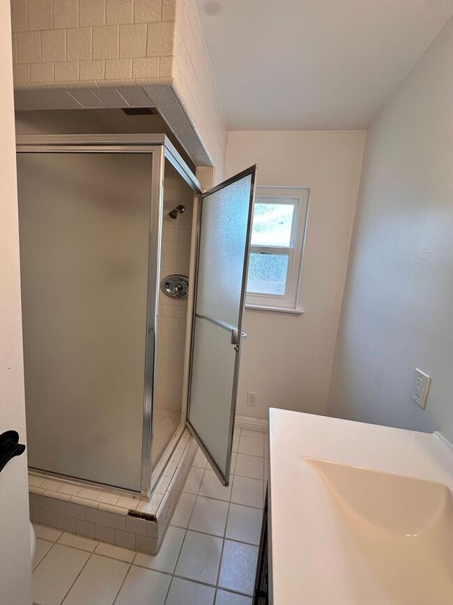 Building Photo - Beautiful 3BR/2BA Home with Large Backyard...