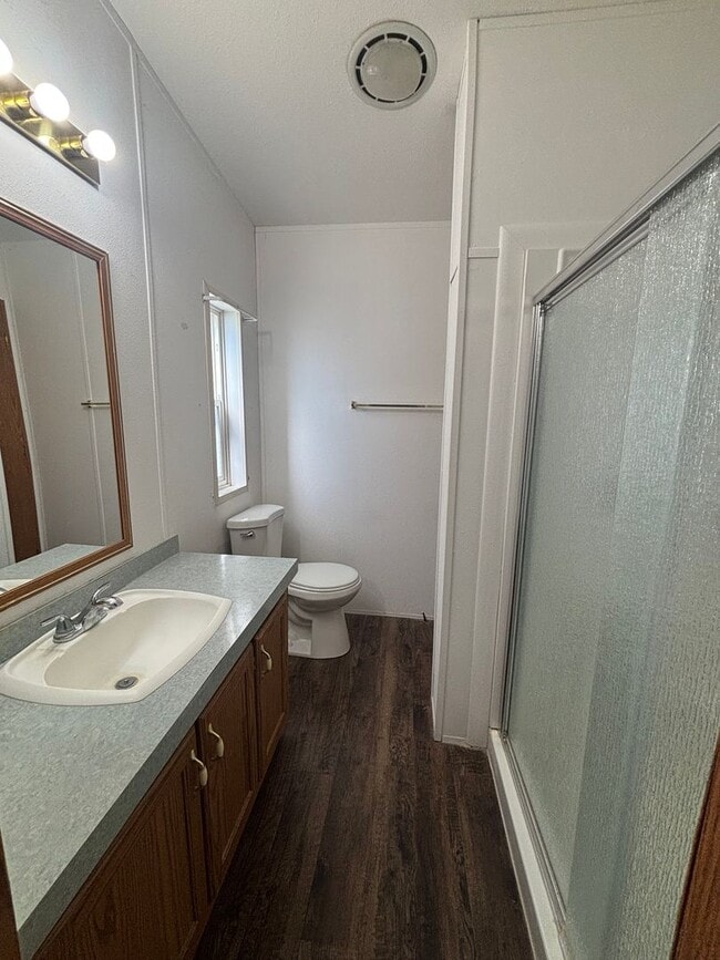 Building Photo - 3 Bedroom 2 bathroom