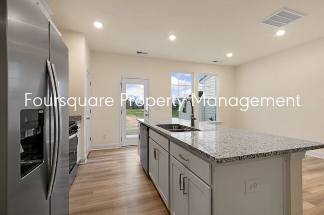 Building Photo - Townhome! | Back Patio with Privacy Fence|...
