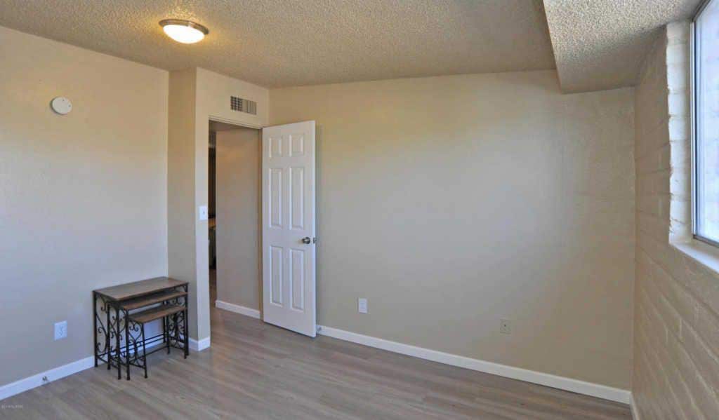 bedroom - 1222 E Lee St