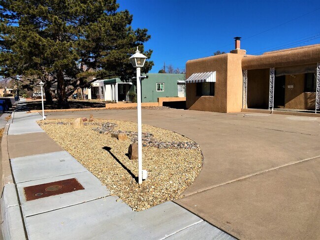 Building Photo - 2 Bed 1.5 Bath | Single Story | Nob Hill Location | Pet Allowed with Restrictions | Large Backyard