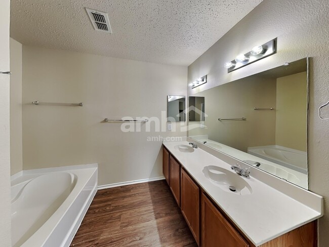 Building Photo - 16508 Jasmine Springs Dr