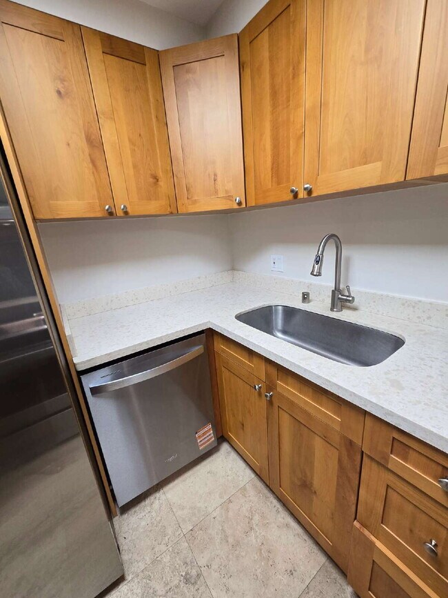 Building Photo - Renovated 2br, 2ba, 2pkg - Regency Park with Views!