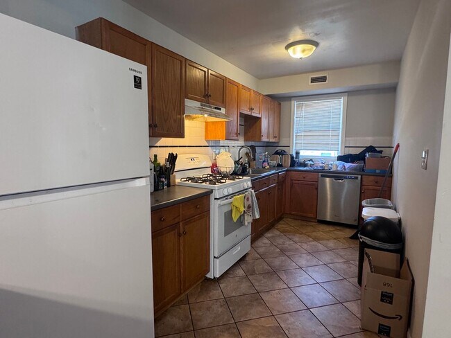 Building Photo - NO BROKER FEE!!  CENTRAL AIR!   **HUGE** 4 BED/2 BATH ALLSTON TOWNHOUSE AVAIL 9/1