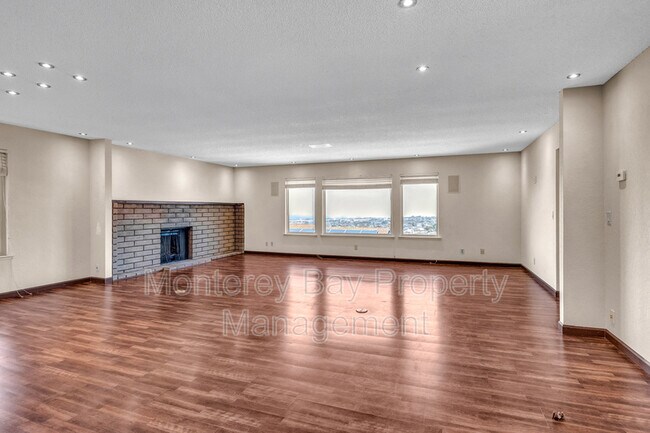 Building Photo - 1446 Skyview Dr