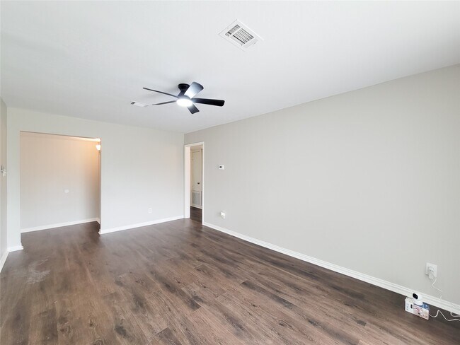 Building Photo - 6439 Oaknut Dr