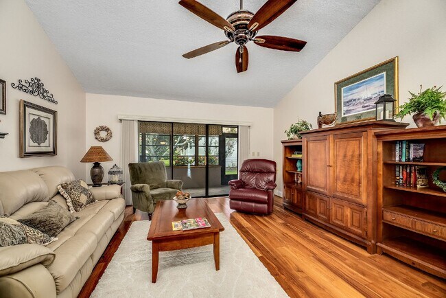 Building Photo - Fully furnished Beachside townhome