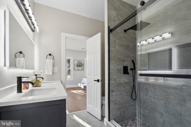 Building Photo - 10899 Woodland Falls Dr