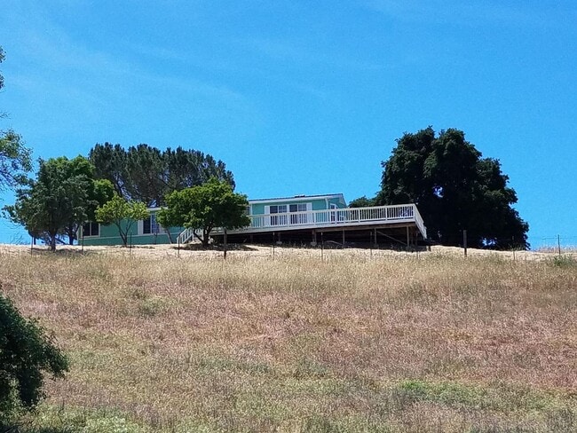 Building Photo - Country Living Meets Livestock-Friendly Co...