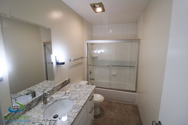 Building Photo - $2595 - 2 Bedroom, 2 Bath Upstairs Condo i...