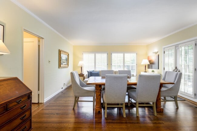 Building Photo - Classic Colonial home in the heart of pres...