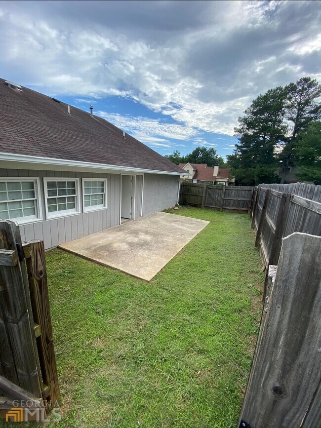 Building Photo - 2110 Country Walk Way SE