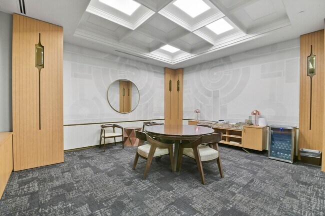 Building Photo - Stunning high rise unit in the affluent River Oaks District!