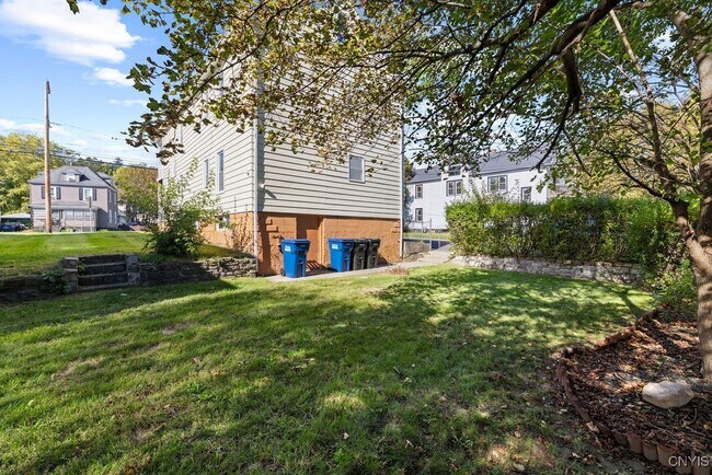 Building Photo - 403 Valley Dr