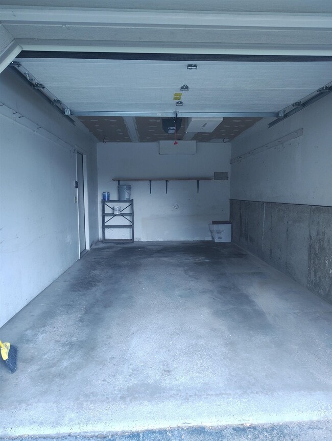 Building Photo - 701 Iroquois Ct