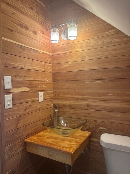 Building Photo - 44 W River Dr