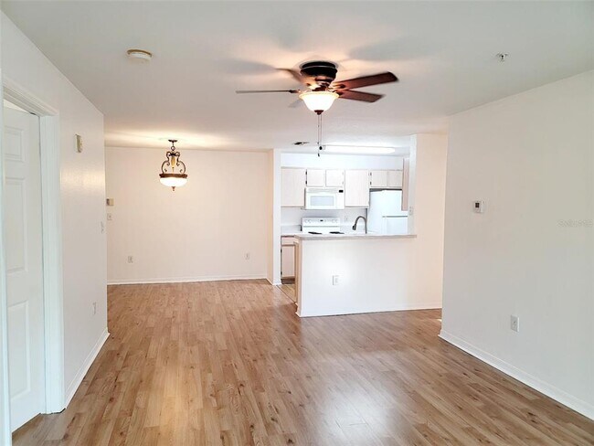 Building Photo - 5475 Vineland Rd