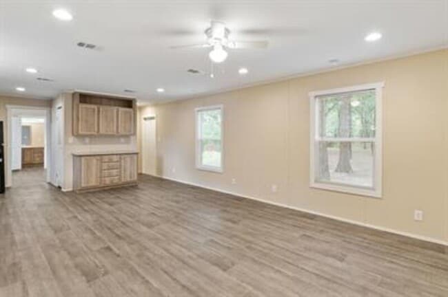 Building Photo - 135 Southlake Dr.