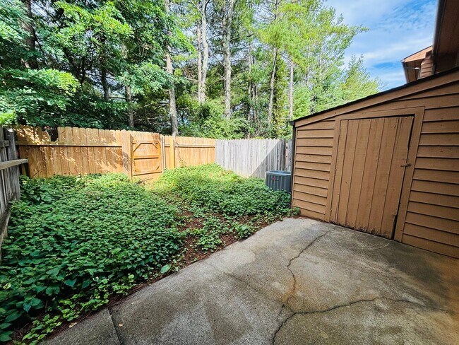 Building Photo - 911 Lora Ln